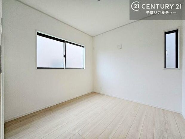掃き出し窓がないお部屋は、お子様のお部屋としても安心です!収納スペースも充実しているので散らかったお部屋をサッと片付けられます!