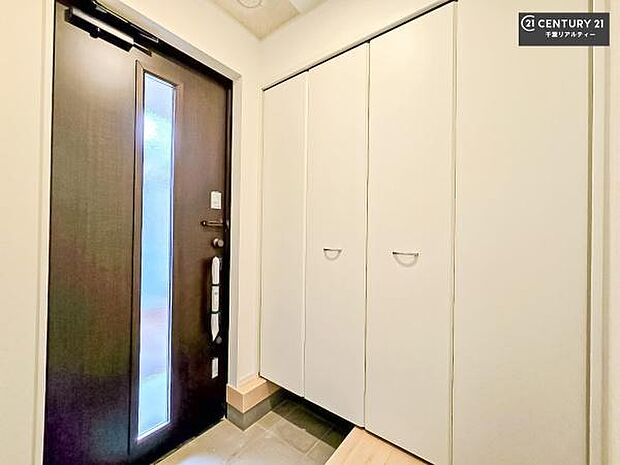 シューズボックス付きなので、玄関が片付きお掃除がしやすいです！スッキリした玄関で戸を開けた瞬間、清潔感のある心地いい空間が出迎えてくれます。