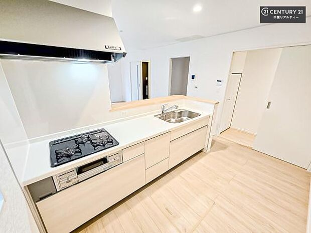 大人気の対面式システムキッチンを採用しています！ご家族のコミュニケーションが自然と増える設計です。お子様にも目が届くので嬉しいですね！広々使えて快適で作業が進みます。