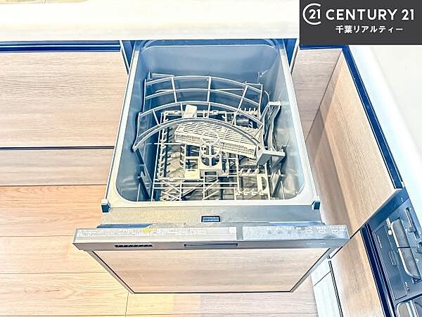 食洗機付きのキッチンです！忙しい時や手荒れ防止として大変活躍する便利な仕様です！ビルトインなのでキッチンの場所を取らず調理スペースを広く使うことが出来ます！
