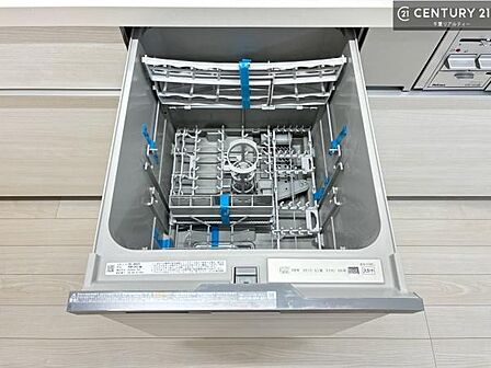 食洗機付きのキッチンです!忙しい時や手荒れ防止として大変活躍する便利な仕様です!ビルトインなのでキッチンの場所を取らず調理スペースを広く使うことが出来ます!