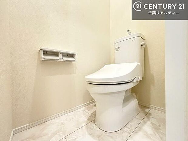 2か所にトイレがございます！朝の忙しい時間帯も待たずにすみそうですね。清潔感のあるトイレでお手入れがしやすいです！