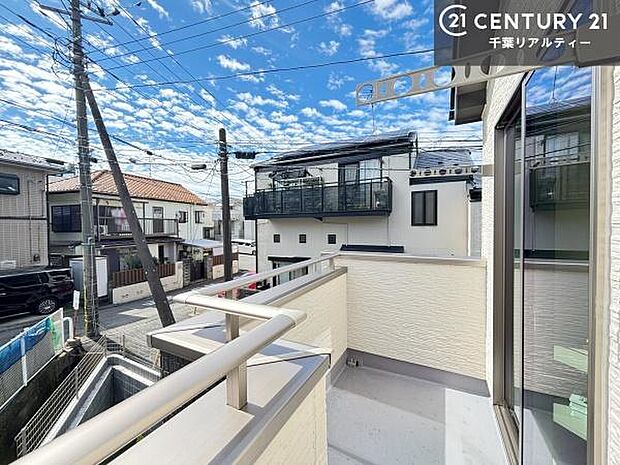 落ち着いた住宅街の景色を望みながら、視界もしっかり確保された眺望。街並みを身近に感じつつ、ゆったりとした開放感を楽しめます。
