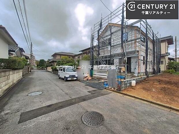 前面道路6m!陽当り良好な立地です。車庫入れが苦手な方も安心ですね。