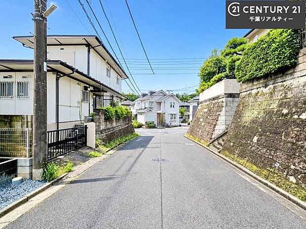 前面道路6m!陽当り良好な立地です。車庫入れが苦手な方も安心ですね。