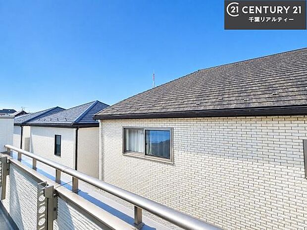 落ち着きある住宅街です!周囲には高い建物がなく、空が広く開放感があり、陽当たりを大きく遮られることもありません!気持ちの良い風が通り抜ける街並みです!