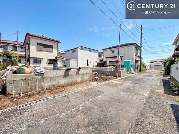 前面道路は4ｍ！陽当り良好な立地です。車庫入れが苦手な方も安心ですね。