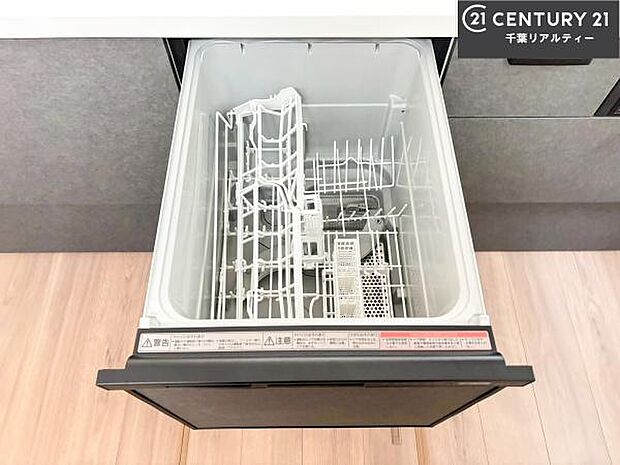 食洗機付きのキッチンです!忙しい時や手荒れ防止として大変活躍する便利な仕様です!ビルトインなのでキッチンの場所を取らず調理スペースを広く使うことが出来ます!