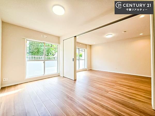 大きな窓からは、陽だまりあふれる明るい空間を演出委してくれるので居心地良好！プライベート時間が充実しますね！