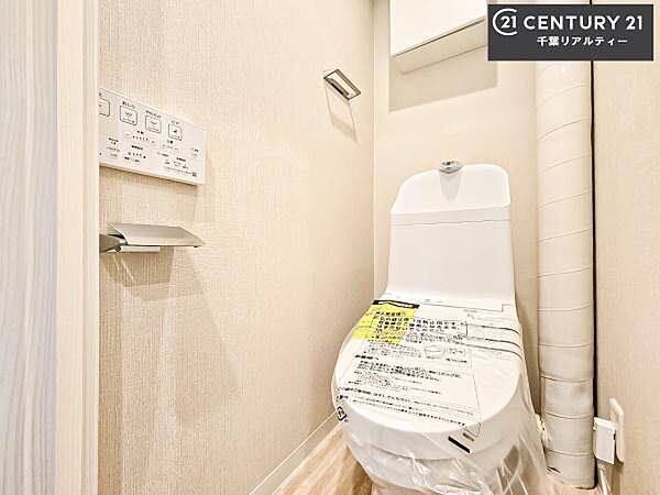 清潔感のある色味のお手洗いです！さわやかでスッキリする空間です！白を基調としているので、お手入れがしやすいトイレです！