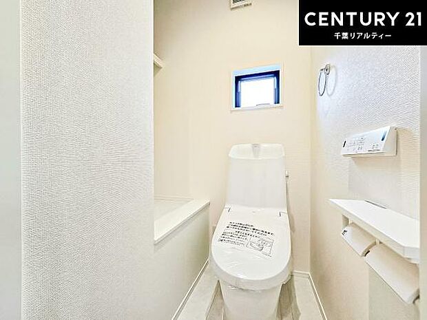 1・2階にトイレがございます！朝の忙しい時間帯も待たずにすみそうですね。白を基調とした清潔感のあるトイレでお手入れがしやすいです！