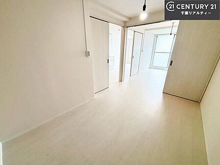 洋室は子供部屋や寝室、色々と用途多彩に利用できますね。収納力もたっぷりなので、広々気持ちよく過ごすことができます。