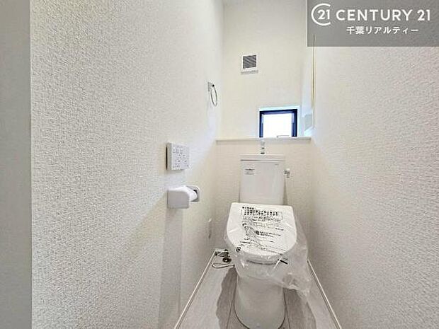 1・2階にトイレがございます!朝の忙しい時間帯も待たずにすみそうですね。白を基調とした清潔感のあるトイレでお手入れがしやすいです!