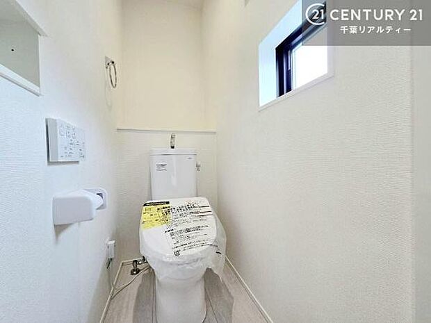 1・2階にトイレがございます!朝の忙しい時間帯も待たずにすみそうですね。白を基調とした清潔感のあるトイレでお手入れがしやすいです!