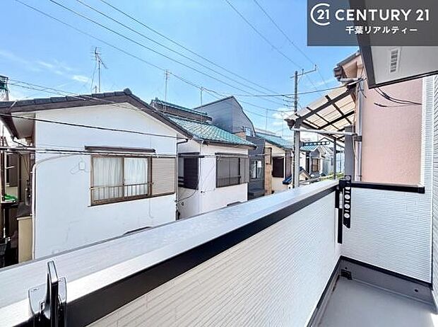 落ち着きある住宅街です！周囲には高い建物がなく、空が広く開放感があり、陽当たりを大きく遮られることもありません！気持ちの良い風が通り抜ける街並みです！