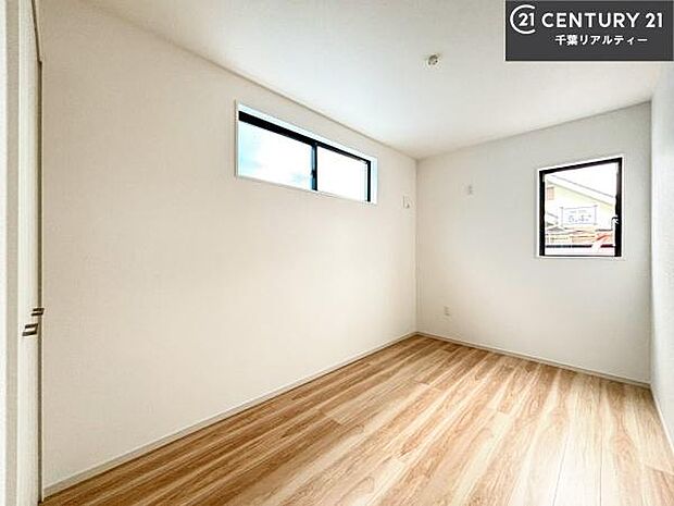 掃き出し窓がないお部屋は、お子様のお部屋としても安心です!収納スペースも充実しているので散らかったお部屋をサッと片付けられます!