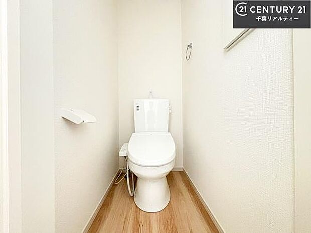 清潔感のある色味のお手洗いです!さわやかでスッキリする空間です!白を基調としているので、お手入れがしやすいトイレです!