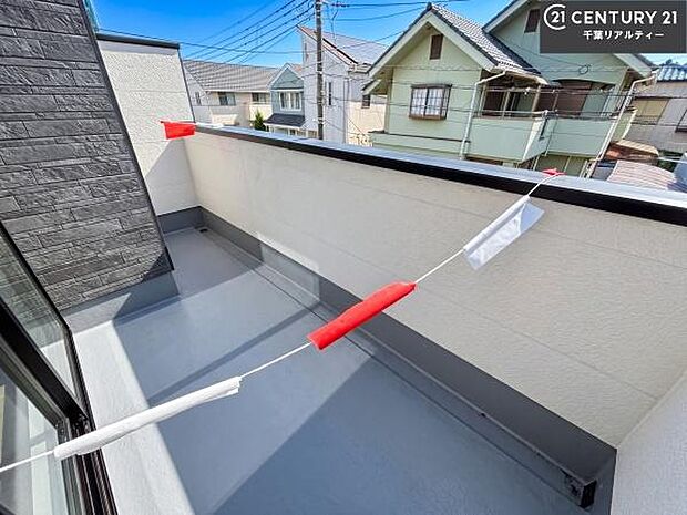 広々としたバルコニーで一日の始まりをスタート!お洗濯ものをたっぷり気持ちよく干せます!