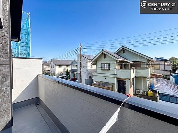 落ち着きある住宅街です!周囲には高い建物がなく、空が広く開放感があり、陽当たりを大きく遮られることもありません!気持ちの良い風が通り抜ける街並みです!