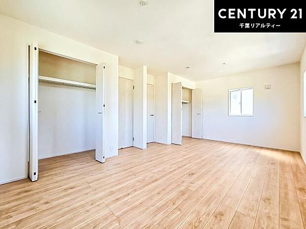 間仕切り対応可能なお部屋です。ゆとりのある広さで、プライベートルームや子供部屋、多目的に使いやすいお部屋です。