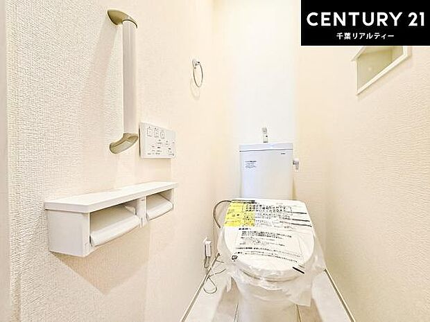 清潔感のある色味のお手洗いです！さわやかでスッキリする空間です！白を基調としているので、お手入れがしやすいトイレです！