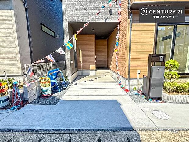 ガレージの駐車場は、雨や風から車を守ってくれるので大切に管理ができるので安心!