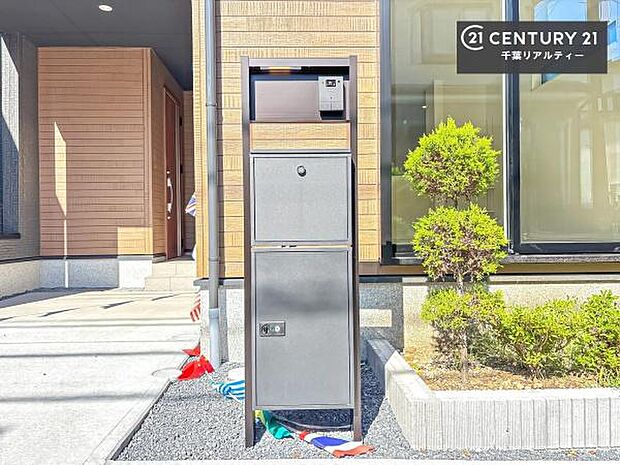 ポスト一体型宅配ボックス!玄関周りをすっきり見せつつ、再配達のストレスなく荷物を確実に受け取れる点が最大の特徴です。防犯性が高く、大型メール便にも対応可能!