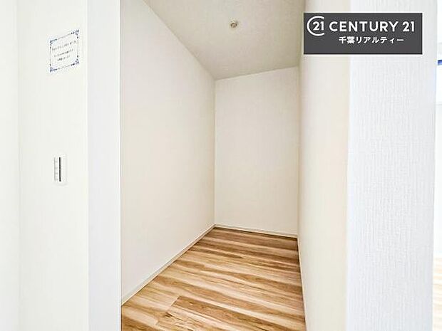 ウォークインクローゼット付きです。たくさんのお洋服などを収納しておけそうですね!他にも扇風機や加湿器など季節物の大きな家電も収納できます!