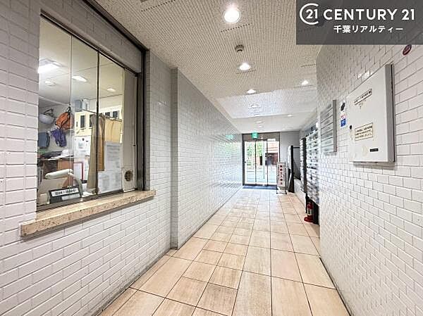 住まいの顔にふさわしい、明るく洗練されたエントランス。訪れる方を心地よく迎え入れる、上質な空間です。