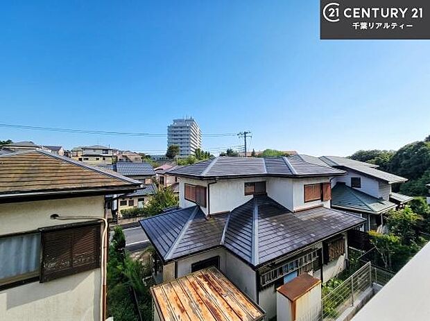 落ち着きある住宅街です!周囲には高い建物がなく、空が広く開放感があり、陽当たりを大きく遮られることもありません!気持ちの良い風が通り抜ける街並みです!