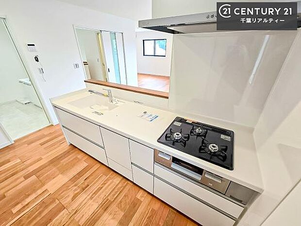 大人気の対面式システムキッチンを採用しています!ご家族のコミュニケーションが自然と増える設計です。お子様にも目が届くので嬉しいですね!広々使えて快適で作業が進みます。