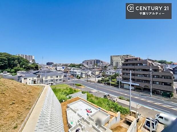 晴れた日には青い空を見渡せる開放的な時間を楽しめます。気持ちの良い風が通り抜ける街並みです!