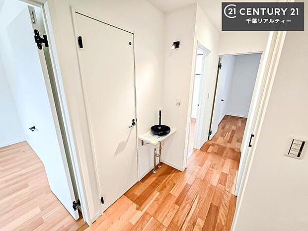 1階の洗面所を含めて2階にも手洗いスペースがあります!2階のトイレを利用した後にわざわざ下に下りなくて済むので便利ですね!
