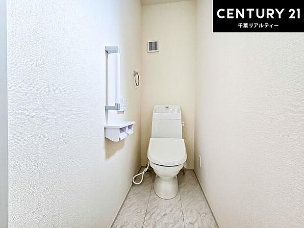1・2階にトイレがございます!朝の忙しい時間帯も待たずにすみそうですね。白を基調とした清潔感のあるトイレでお手入れがしやすいです!