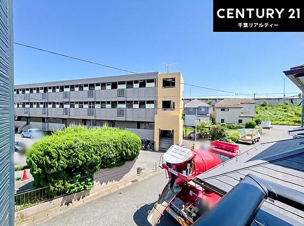 落ち着きある住宅街です!周囲には高い建物がなく、空が広く開放感があり、陽当たりを大きく遮られることもありません!気持ちの良い風が通り抜ける街並みです!