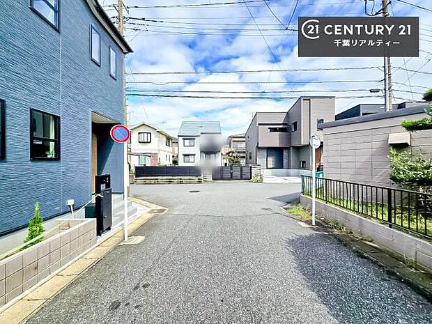 落ち着いた街並みが広がる閑静な住宅街に位置し、穏やかで心安らぐ暮らしを叶える住環境です。