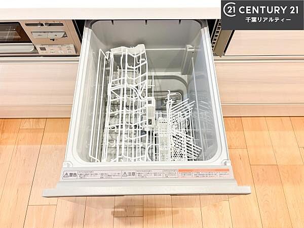 食洗機付きのキッチンです！忙しい時や手荒れ防止として大変活躍する便利な仕様です！ビルトインなのでキッチンの場所を取らず調理スペースを広く使うことが出来ます！