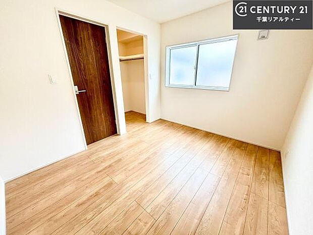 掃き出し窓がないお部屋は、お子様のお部屋としても安心です！収納スペースも充実しているので散らかったお部屋をサッと片付けられます！