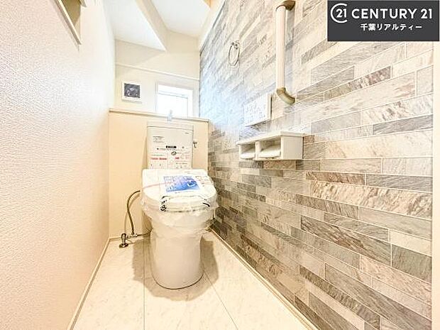 1・2階にトイレがございます！朝の忙しい時間帯も待たずにすみそうですね。白を基調とした清潔感のあるトイレでお手入れがしやすいです！