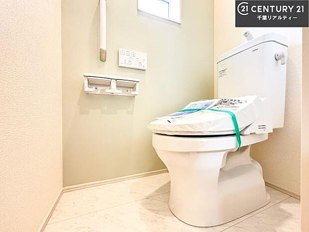 1・2階にトイレがございます!朝の忙しい時間帯も待たずにすみそうですね。白を基調とした清潔感のあるトイレでお手入れがしやすいです!