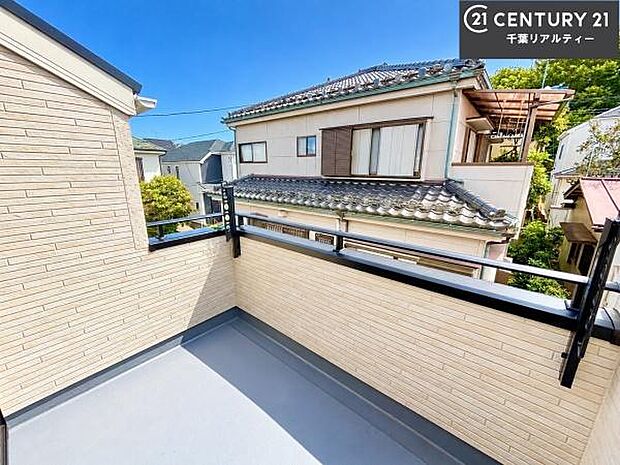 落ち着きある住宅街です！周囲には高い建物がなく、空が広く開放感があり、陽当たりを大きく遮られることもありません！気持ちの良い風が通り抜ける街並みです！