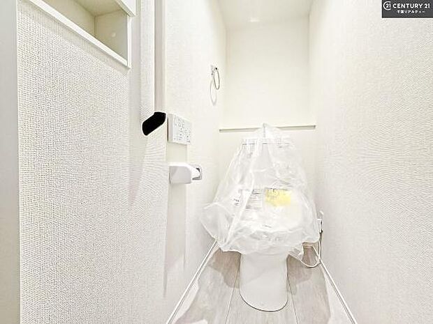 1・2階にトイレがございます!朝の忙しい時間帯も待たずにすみそうですね。白を基調とした清潔感のあるトイレでお手入れがしやすいです!