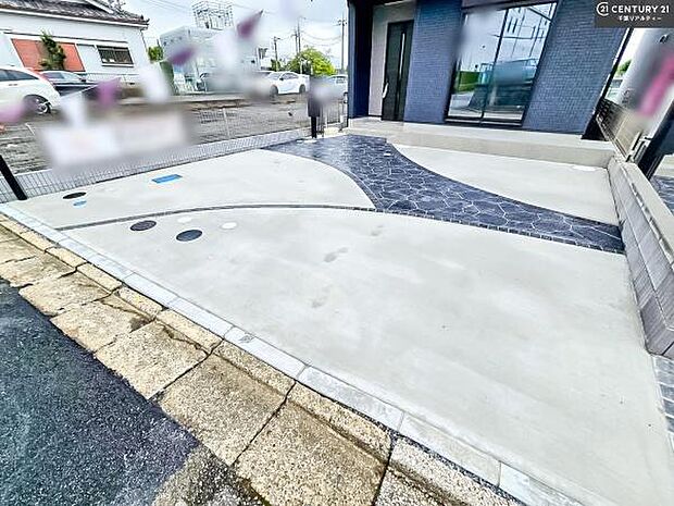 駐車スペースは2台分あります!セカンドカーはもちろん、バイクや自転車なども置き場所に困りません。