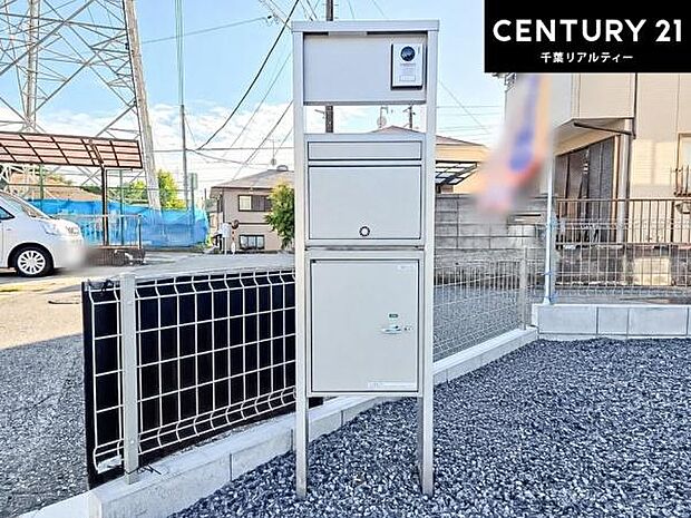 ポスト一体型宅配ボックス！玄関周りをすっきり見せつつ、再配達のストレスなく荷物を確実に受け取れる点が最大の特徴です。防犯性が高く、大型メール便にも対応可能！