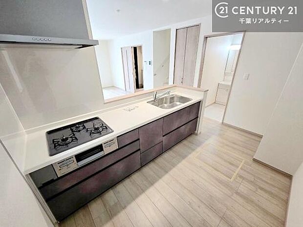 大人気の対面式システムキッチンを採用しています!ご家族のコミュニケーションが自然と増える設計です。お子様にも目が届くので嬉しいですね!広々使えて快適で作業が進みます。
