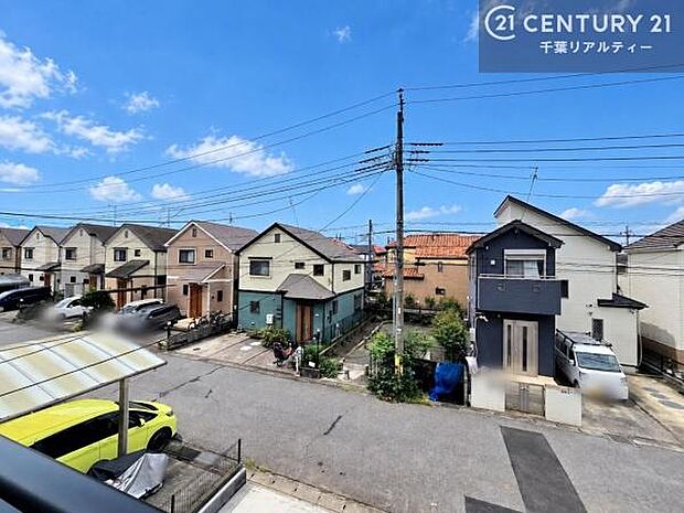 落ち着きある住宅街です!周囲には高い建物がなく、空が広く開放感があり、陽当たりを大きく遮られることもありません!気持ちの良い風が通り抜ける街並みです!