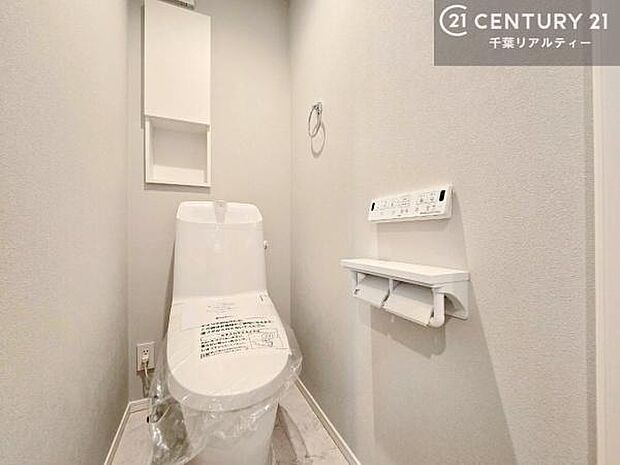温水洗浄便座につき、冬場は便座が暖かくできるので冷たい便座に座らずに済む嬉しい仕様です!シンプルなカラーを基調としているので、お手入れがしやすいです。