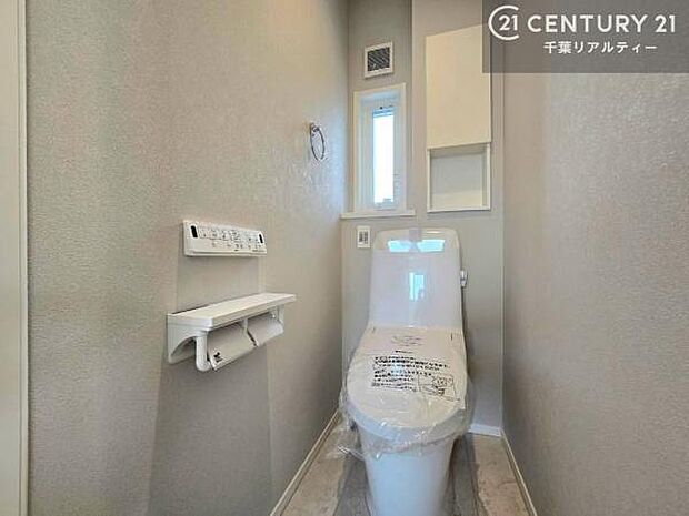 1・2階にトイレがございます!朝の忙しい時間帯も待たずにすみそうですね。白を基調とした清潔感のあるトイレでお手入れがしやすいです!