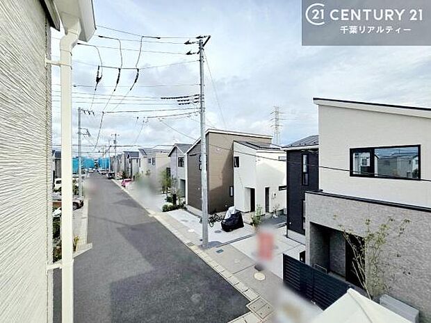 落ち着きある住宅街です!周囲には高い建物がなく、空が広く開放感があり、陽当たりを大きく遮られることもありません!気持ちの良い風が通り抜ける街並みです!