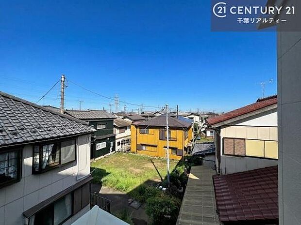 落ち着きある住宅街です!周囲には高い建物がなく、空が広く開放感があり、陽当たりを大きく遮られることもありません!気持ちの良い風が通り抜ける街並みです!